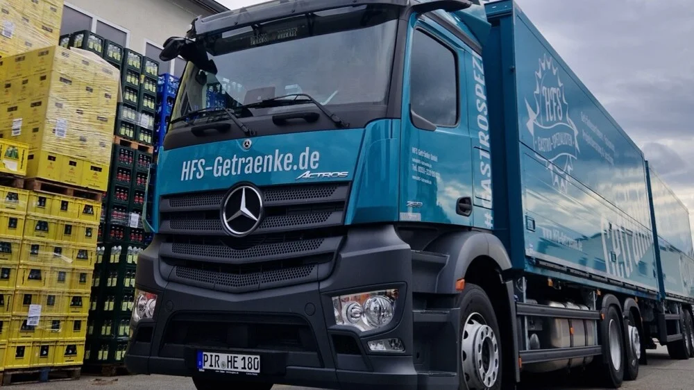 HFS-LKW mit Hänger vor Standort-Lagerhalle | HFS Getränke