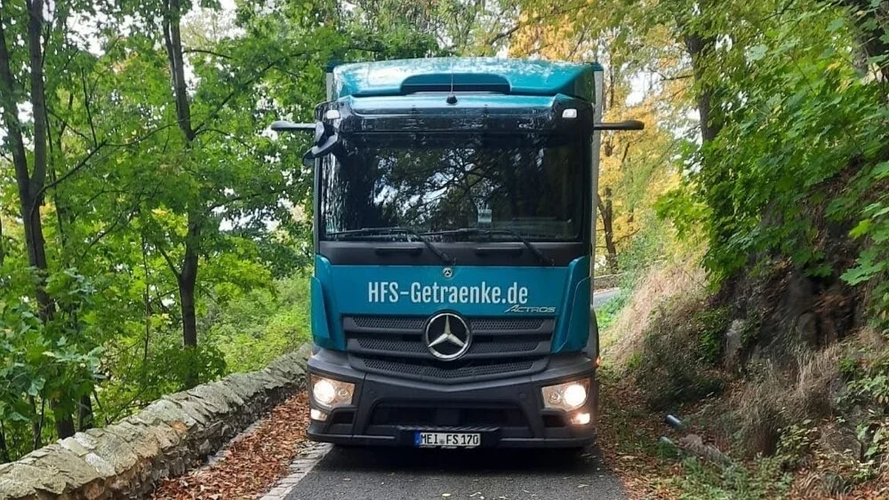 HFS-LKW auf Straße im Erzgebirge unterwegs | HFS Getränke